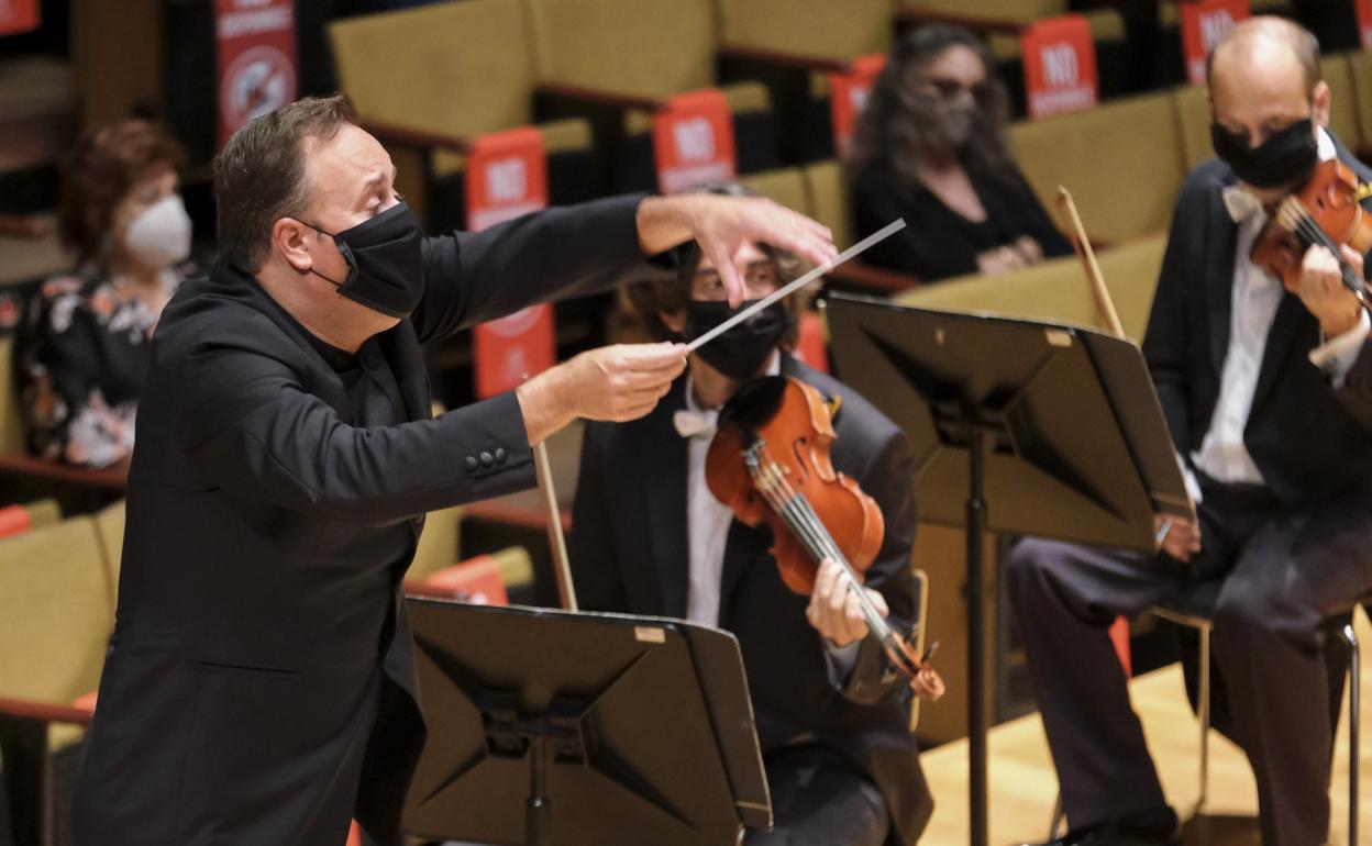 Karel Mark Chichon, el pasado mes de septiembre al frente de la Orquesta Filarmónica de Gran Canaria (OFGC), durante el primer concierto de la temporada de abono. 
