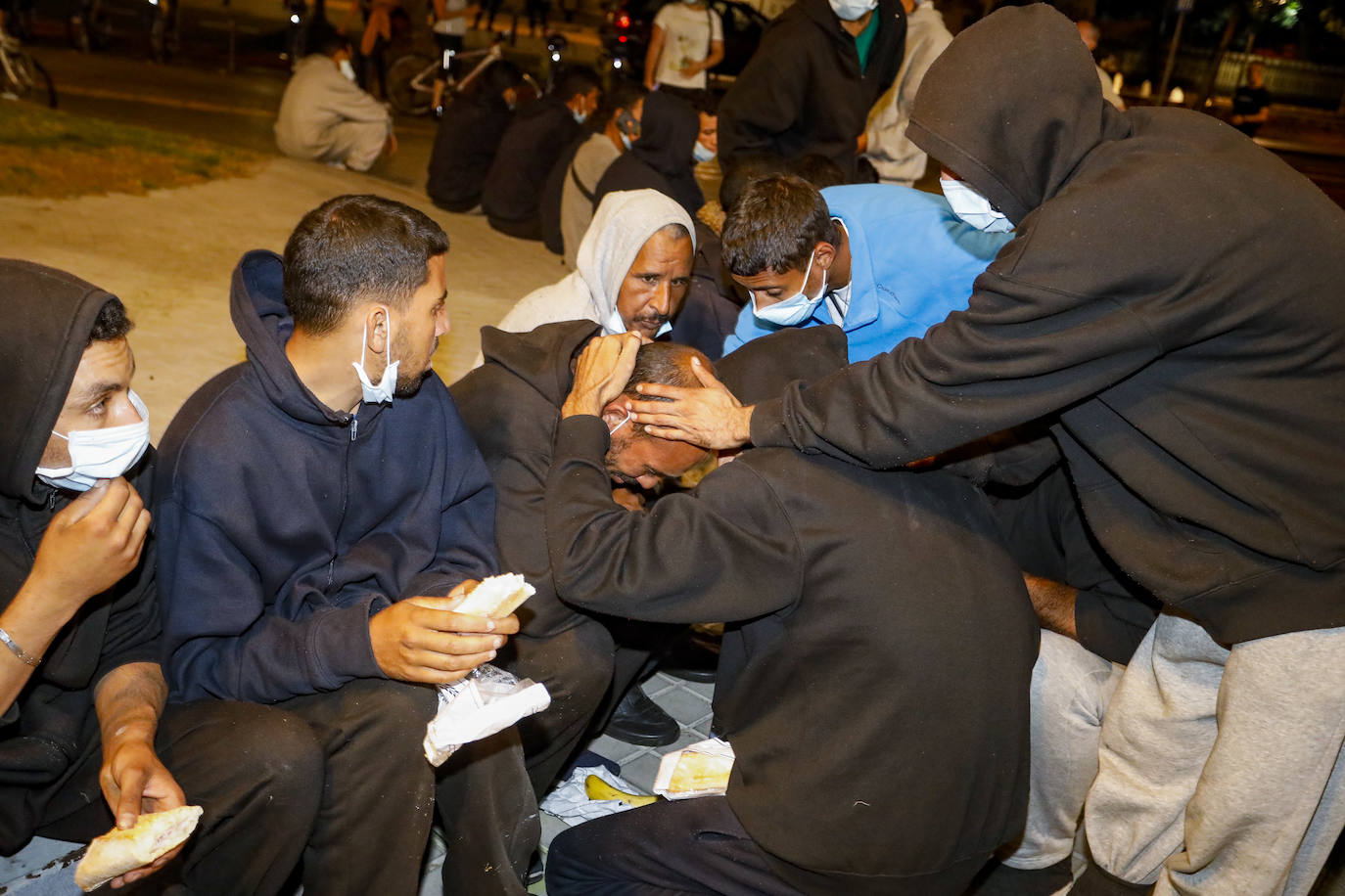 Uno de los migrantes no puede contener la emoción y rompe a llorar. 