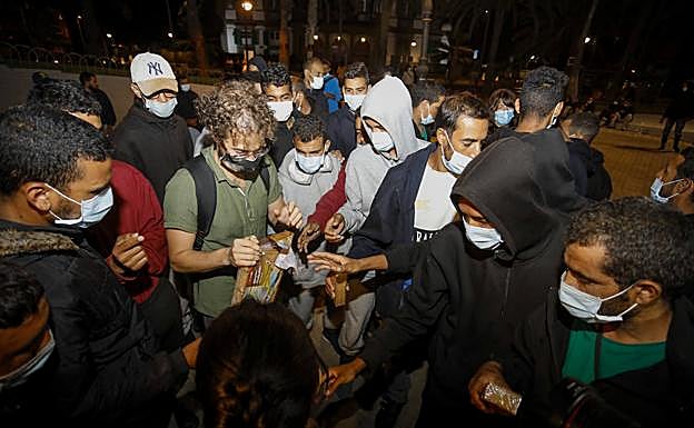 Pablo Socorro reparte alimentos entre las personas que estaban en la plaza de La Feria. 