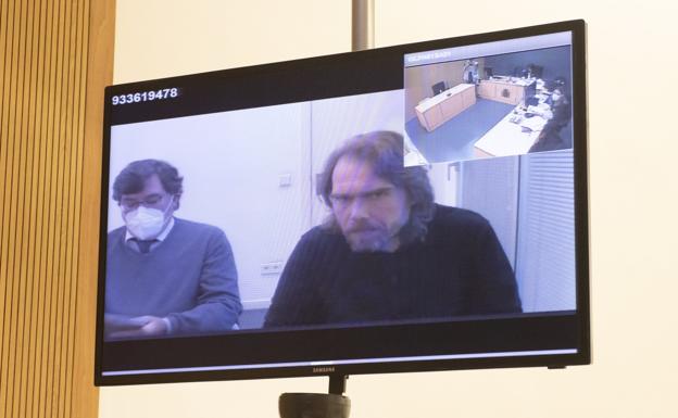 A la derecha de la imagen, Carlos Navarro el Yoyas, este miércoles durante su declaración por videoconferencia desde el juzgado de Igualada. 