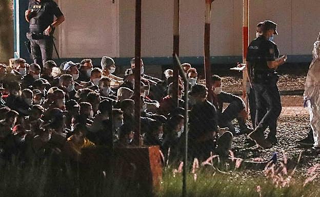 Un grupo de inmigrantes irregulares a su llegada al CATE de Barranco Seco, en horas de la tarde de este miércoles.