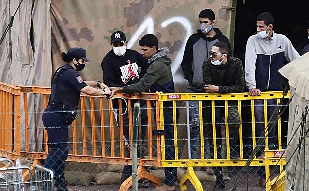 Robles hace «autocrítica» por la situación de Arguineguín