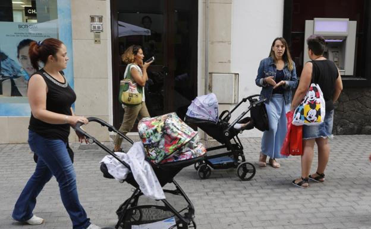 Madres paseando con pequeños por la calle Real de Arrecife en fechas recientes. 