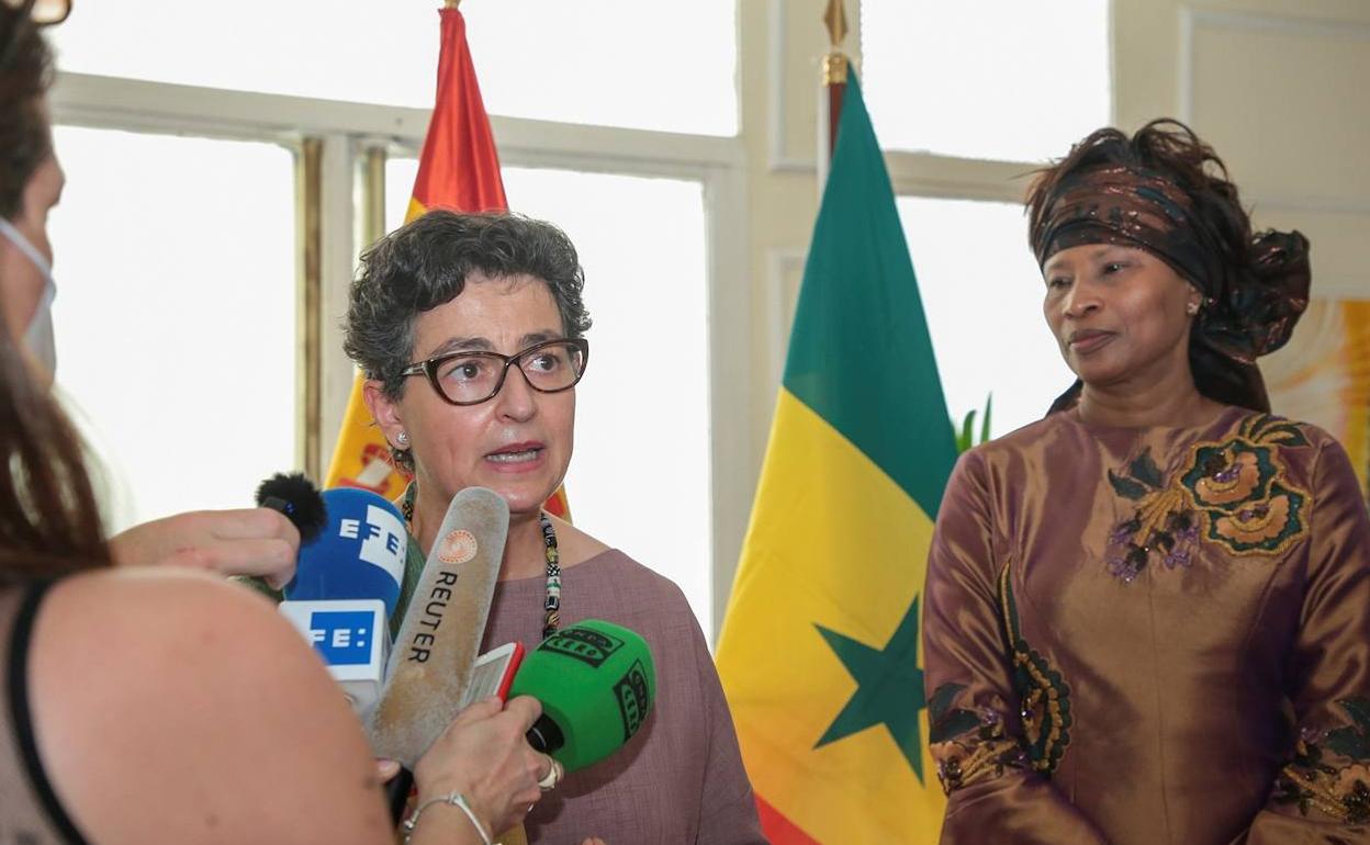 La ministra española de Asuntos Exteriores Arancha Gonzalez Laya (c) habla con los medios tras una reunión con su homóloga de Senegal Aissata Tall Sall (d), en Dakar