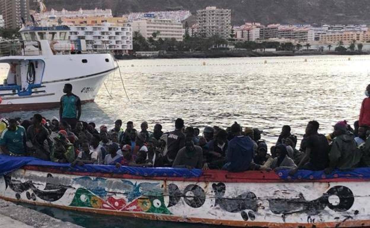 Un cayuco con 78 personas llegó al puerto de Los Cristianos, en Tenerife