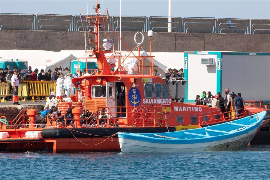 Un equipo de Salvamento Marítimo acude al rescate de dos cayucos al sur de Gran Canaria. 