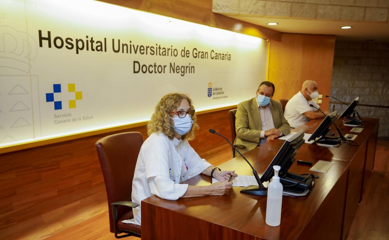 De izquierda a derecha, Teresa Molero, responsable de Hematología, Blas Trujillo, consejero de Sanidad, y Francisco Bethencourt, paciente. 