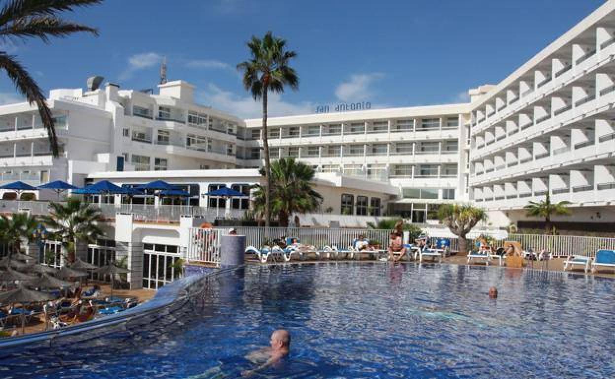 El Parlamento convalida el decreto que pide test para alojarse en hoteles