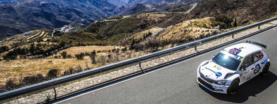 Entrenamiento en una de la carreteras de Gran Canaria que acogen el rally desde este jueves. 