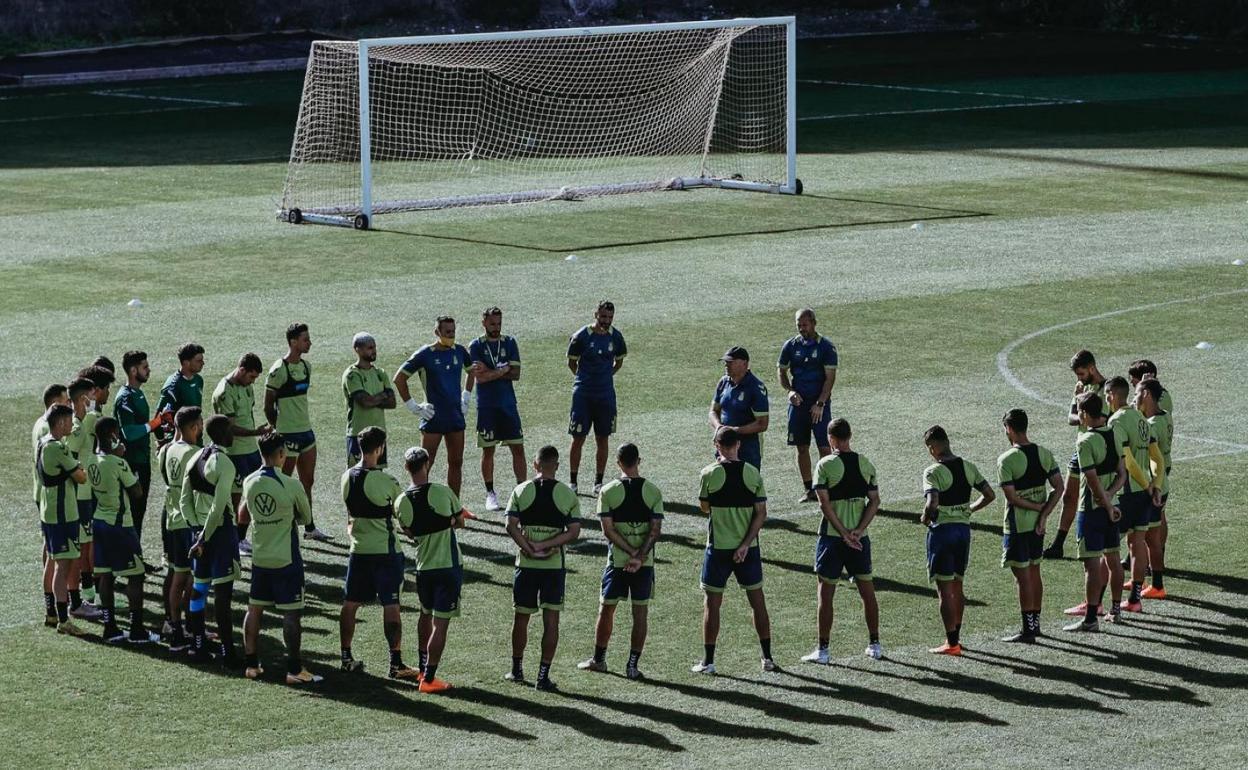 Pepe Mel, dando una charla a sus futbolistas en la Ciudad Deportiva de Barranco Seco. 