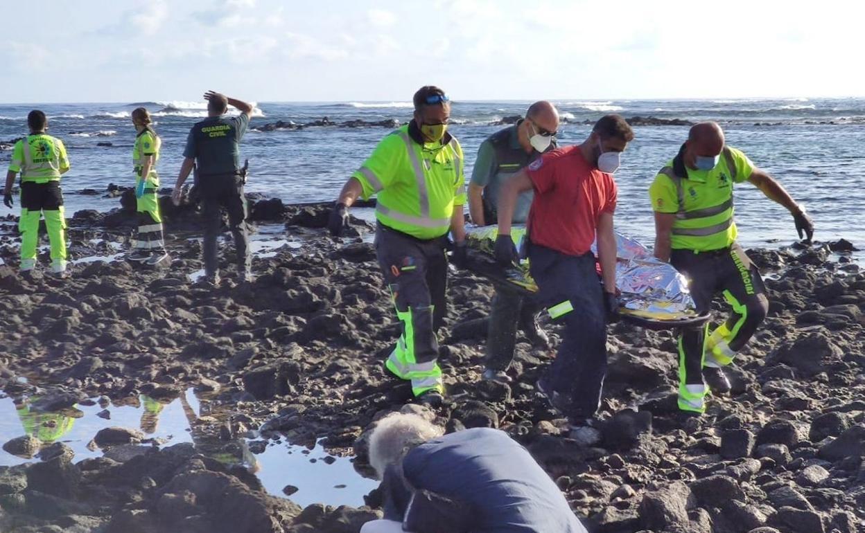 Traslado por zona de difícil tránsito de uno de los cadáveres rescatados este miércoles pasado en Órzola, con personal del Consorcio de Emergencias, Emerlan y Guardia Civil. 