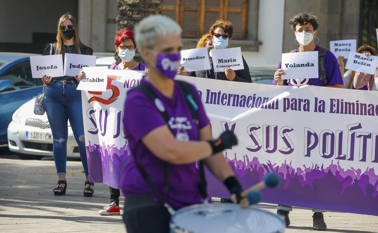 Integrantes de la Red feminista de Gran Canaria, ayer, en laplaza de la Feria. 