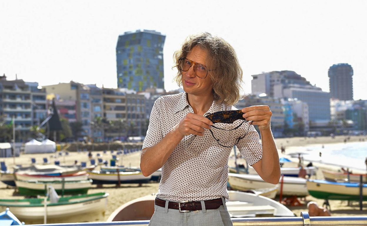 Joel Sarakula posa en la playa de Las Canteras. 