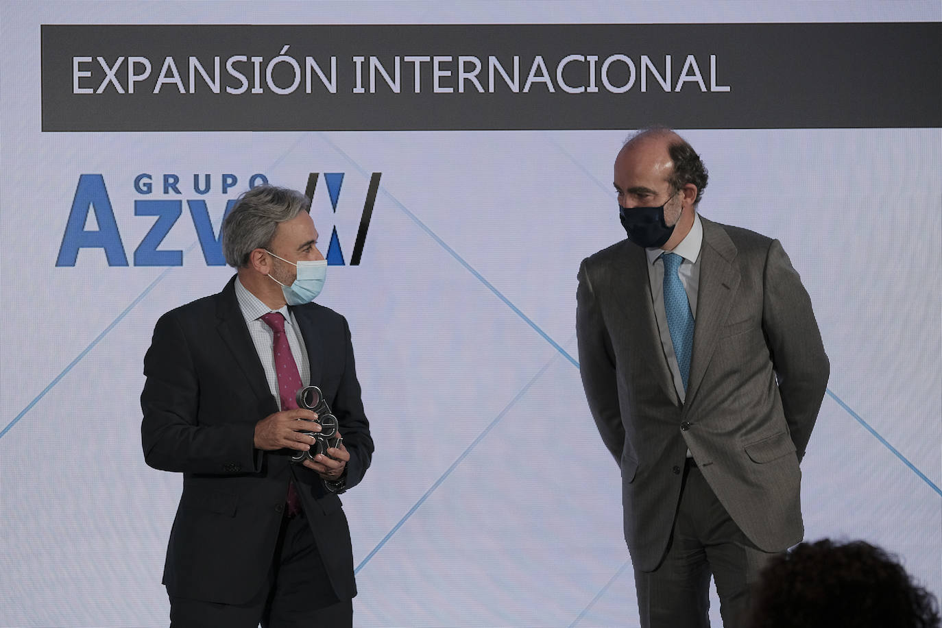 Joaquín Valencia, director general financiero de Vocento, entrega el premio a Manuel Contreras Caro, Consejero Delegado de Grupo Azvi.
