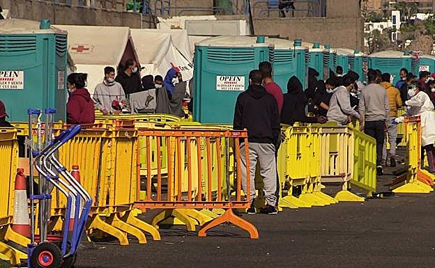 Jóvenes inmigrantes este viernes en el muelle