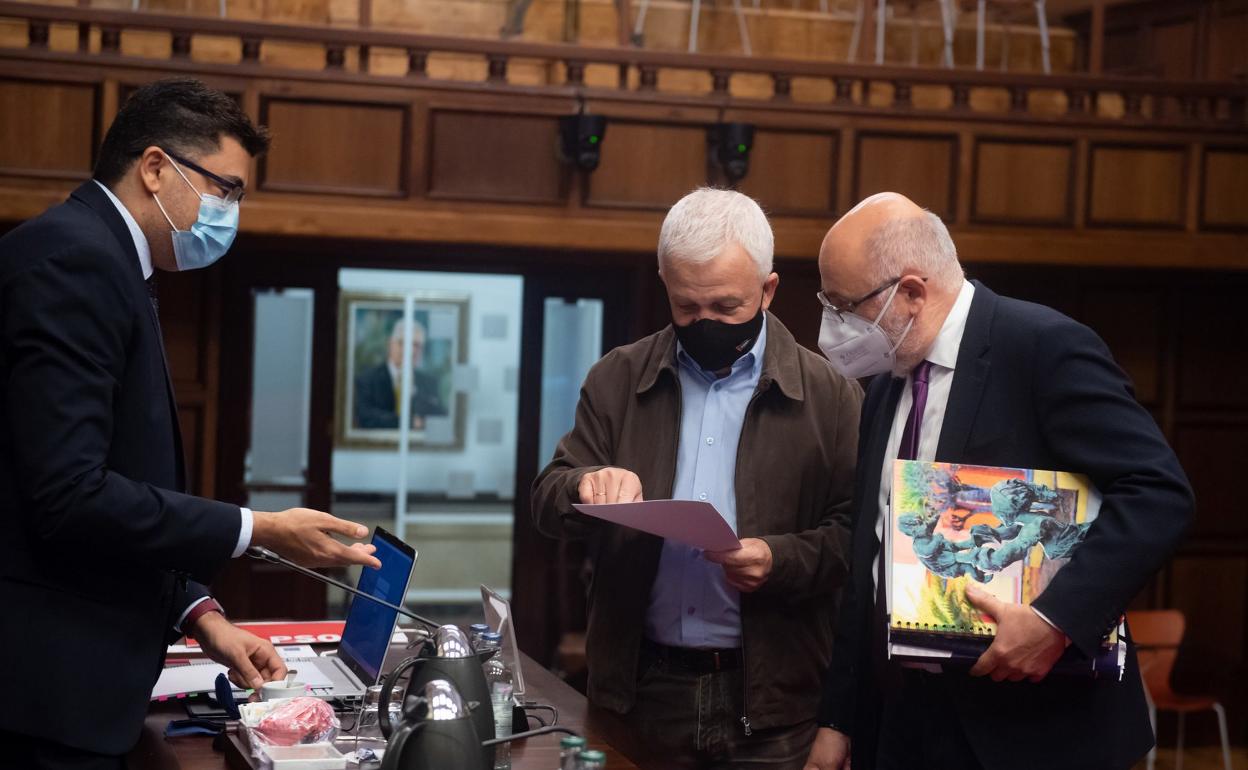 El presidente, Antonio Morales (derecha), habla con los portavoces de NC y PSOE, Carmelo Ramírez y Miguel Ángel Pérez (izquierda), antes del pleno. 