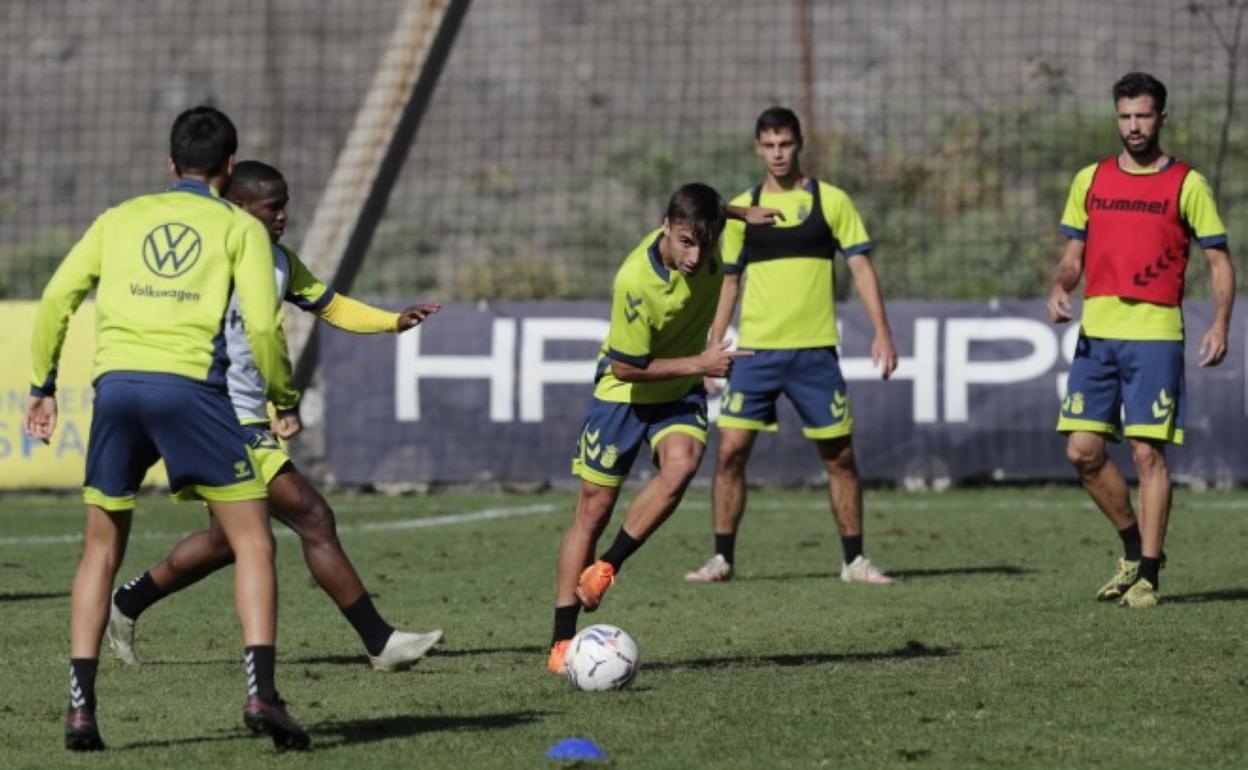 Clemente, durante la práctica de ayer en Barranco Seco. El tinerfeño aspira a ser titular mañana. 