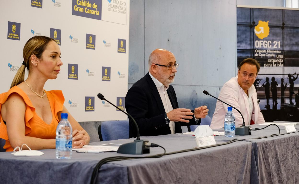 Guacimara Medina, Antonio Morales y Karel Mark Chichon, este verano, durante una rueda de prensa en la sede de la Orquesta Filarmónica de Gran Canaria. 