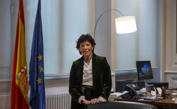 Isabel Celaá, junto a la mesa de trabajo de su despacho, en el Ministerio de Educación y Formación profesional. 