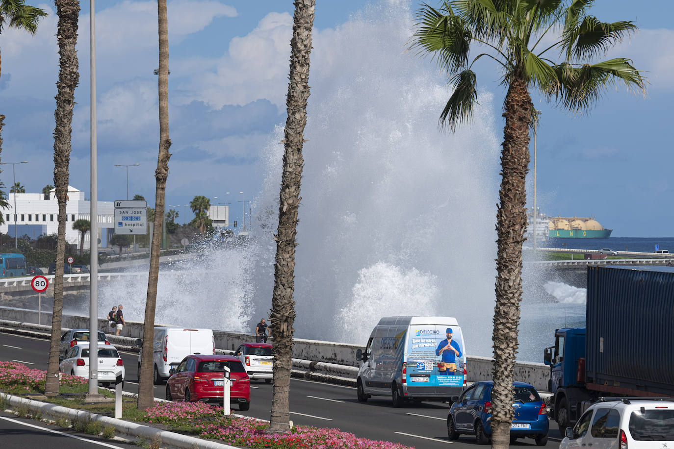 Fotos: El oleaje golpea con fuerza la capital grancanaria