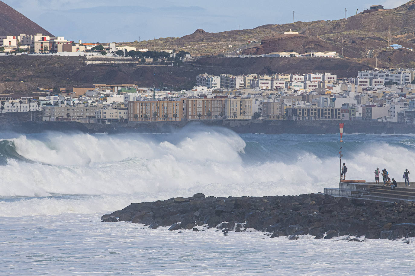 Fotos: El oleaje golpea con fuerza la capital grancanaria
