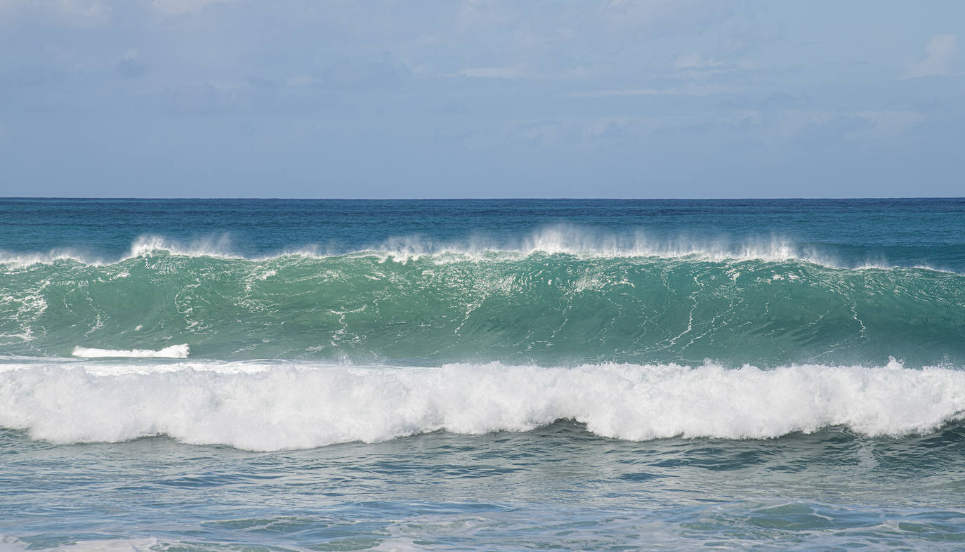 Fotos: El oleaje golpea con fuerza la capital grancanaria