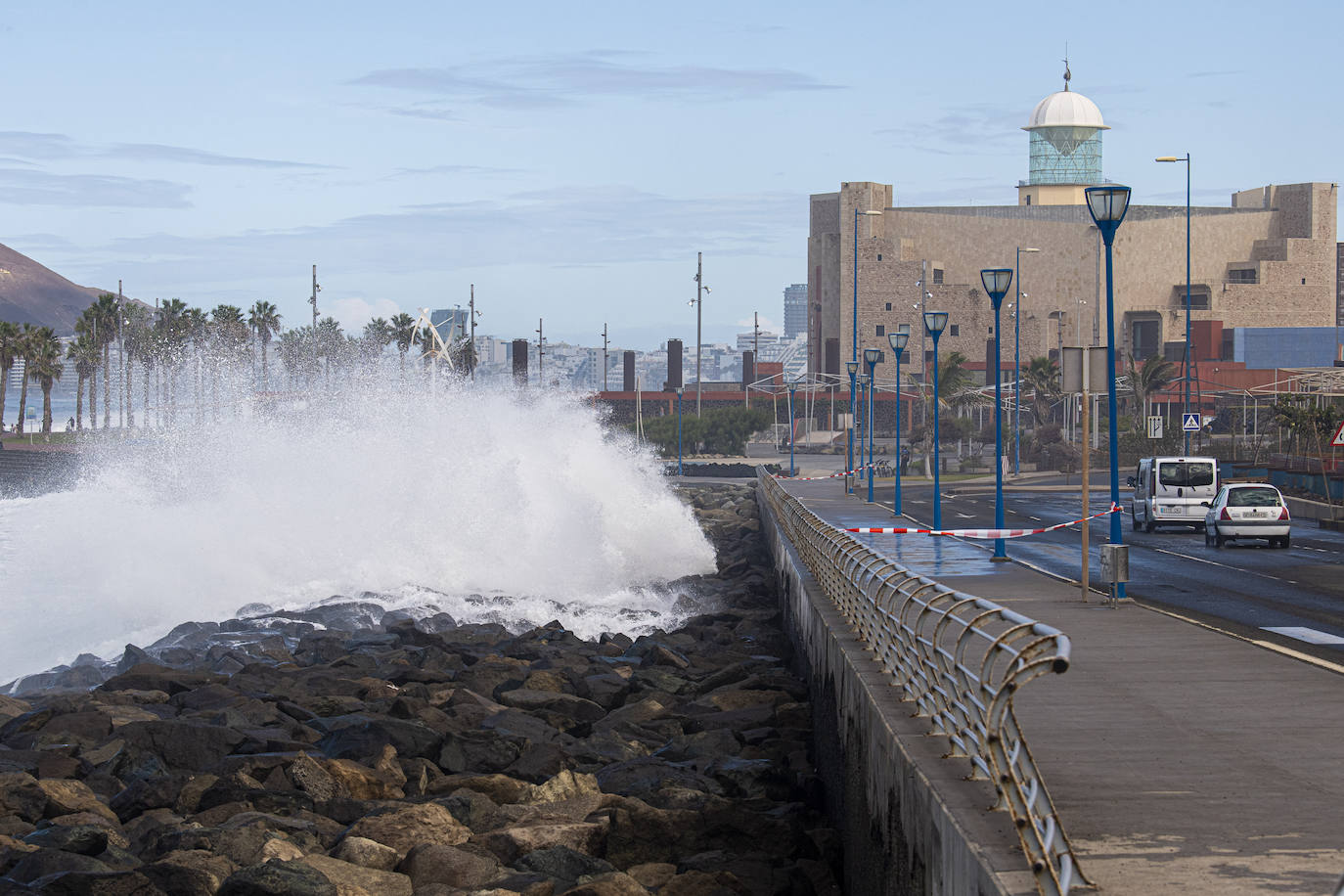 Fotos: El oleaje golpea con fuerza la capital grancanaria