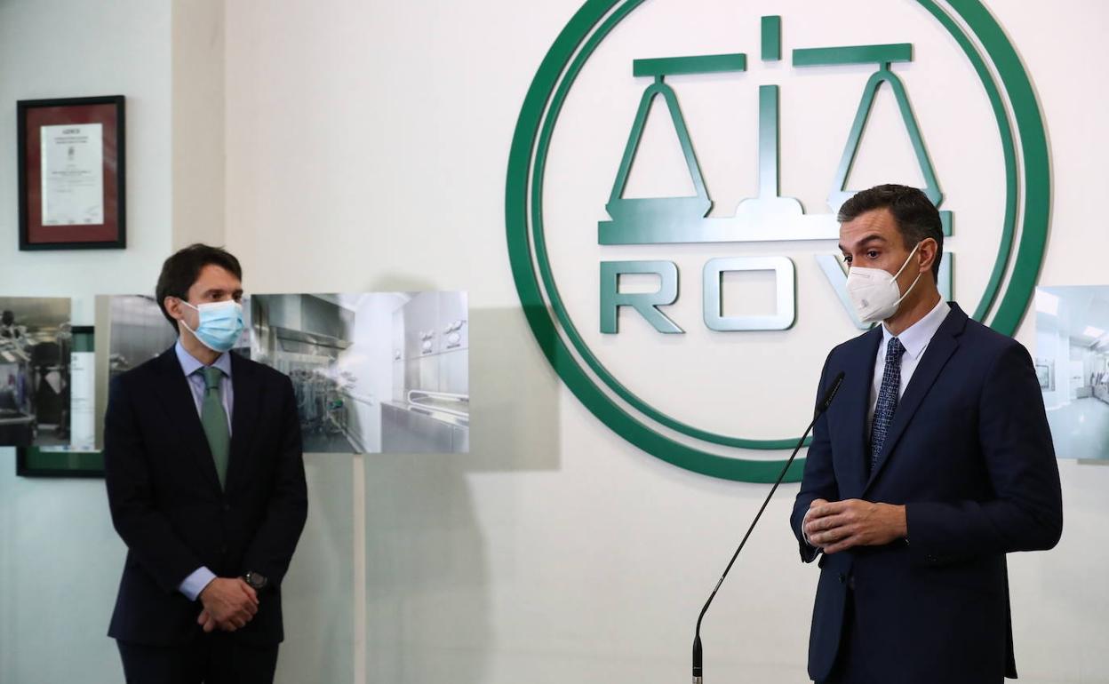 Pedro Sánchez, durante su visita a la fábrica de Laboratorios Farmacéuticos Rovi. 