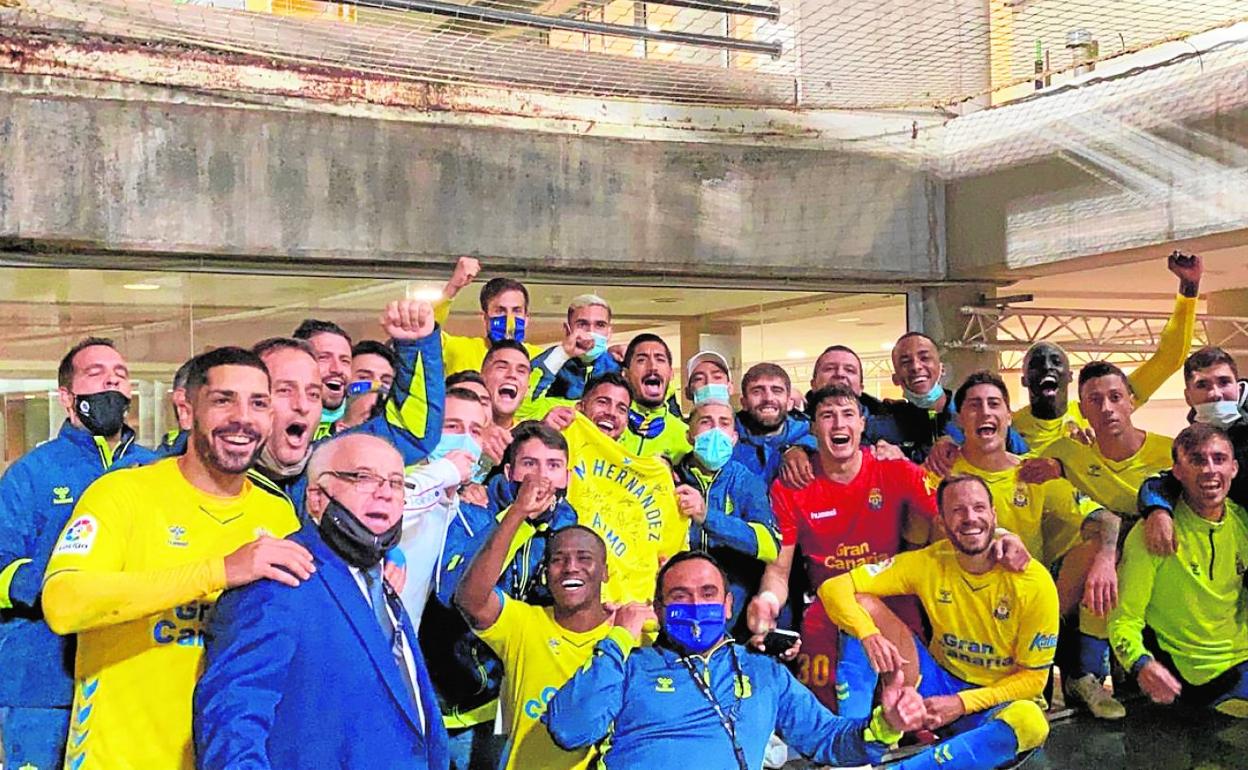 En la celebración tras el encuentro frente al Sporting, Aythami posó en el centro del grupo junto al resto de sus compañeros. 