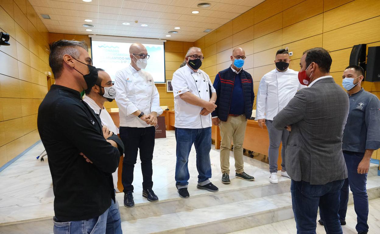 Seis de los nueve chefs que particpan en las Jornadas Gastronómicas de Fuerteventura, con Blas Acosta y Moisés Jorge. 