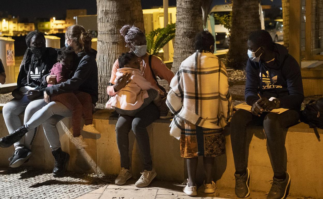 Dos familias con menores se pasaron casi todo el día del jueves esperando en la calle dónde dormir. 