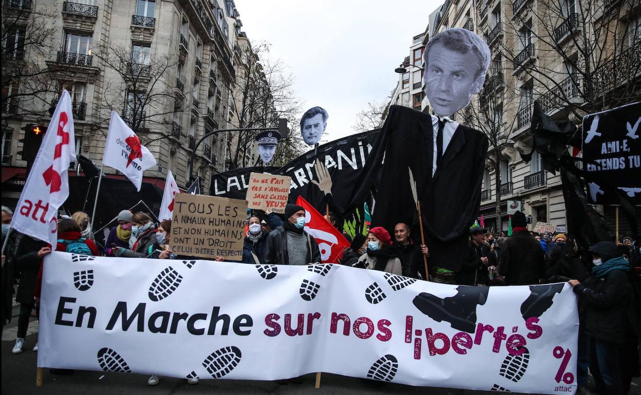 Los manifestantes portaron efigies del presidente francés en su protesta contra la ley de seguridad global en París.