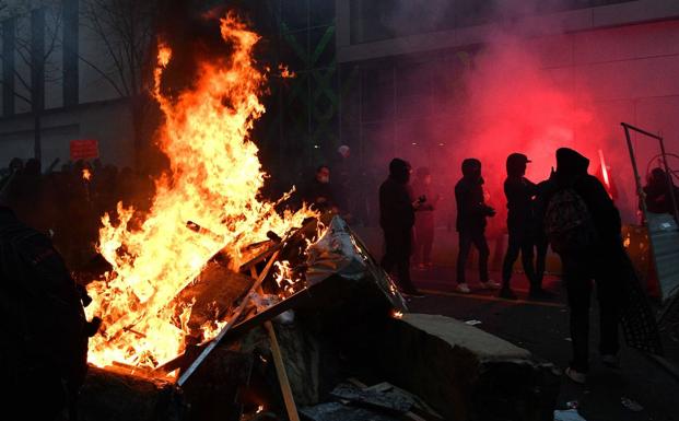 Una barricada en llamas en la capital francesa.