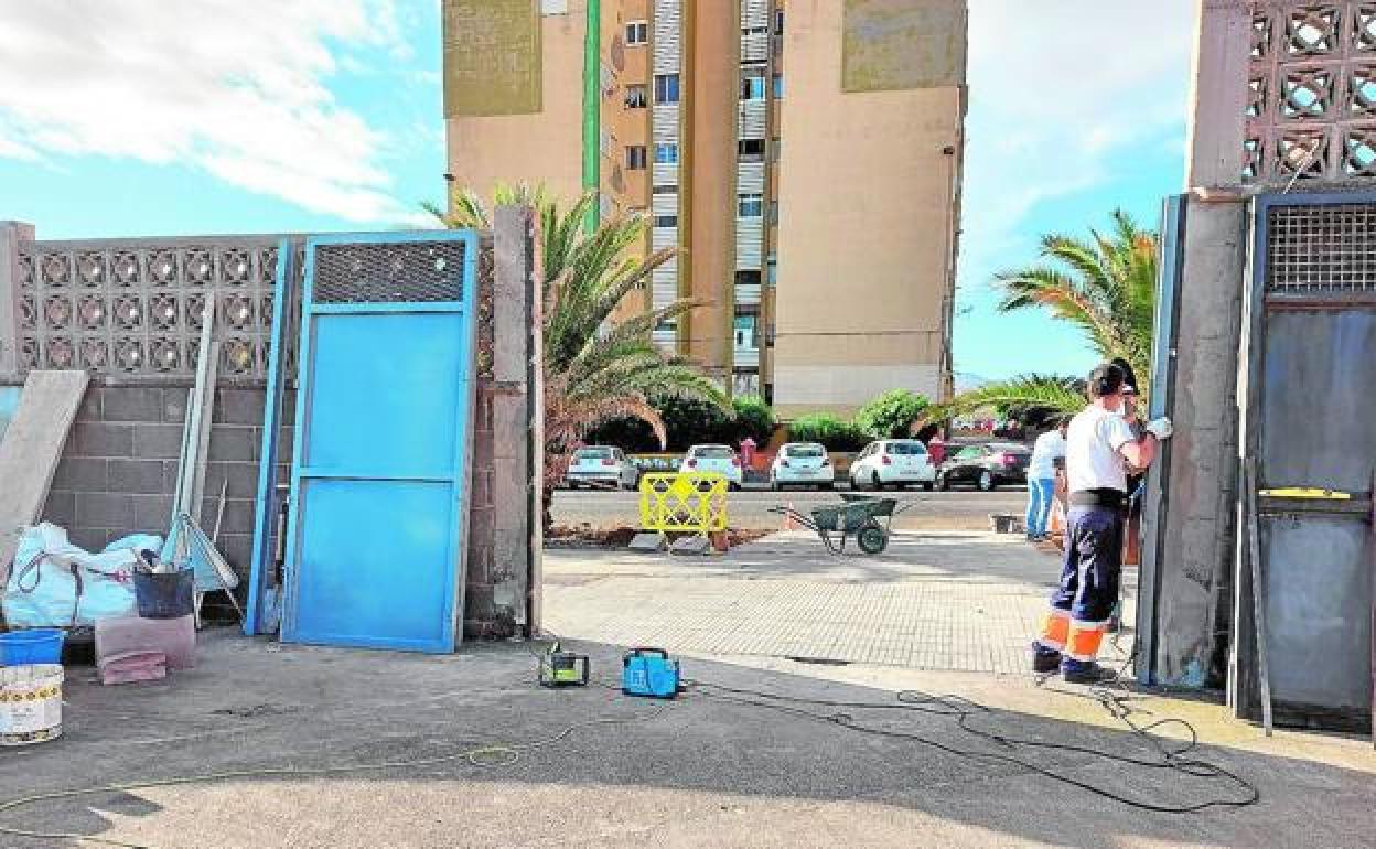 El CEIP Hilda Zudán vuelve a ser seguro tras 40.000 euros y un mes de trabajos