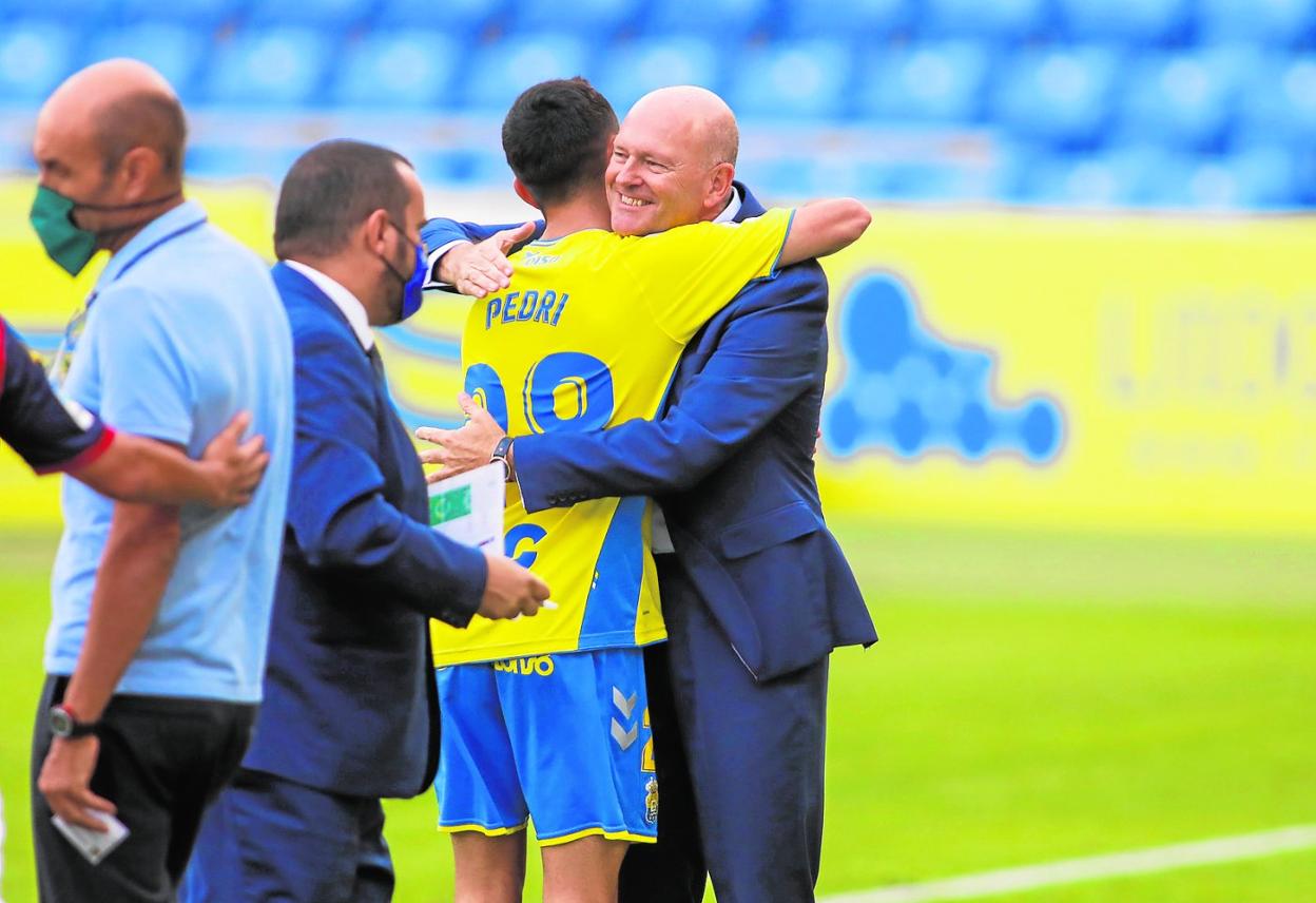 Pepe Mel se funde en un abrazo con Pedri González en el día de su último partido con la camiseta de la Unión Deportiva en el Gran Canaria. 