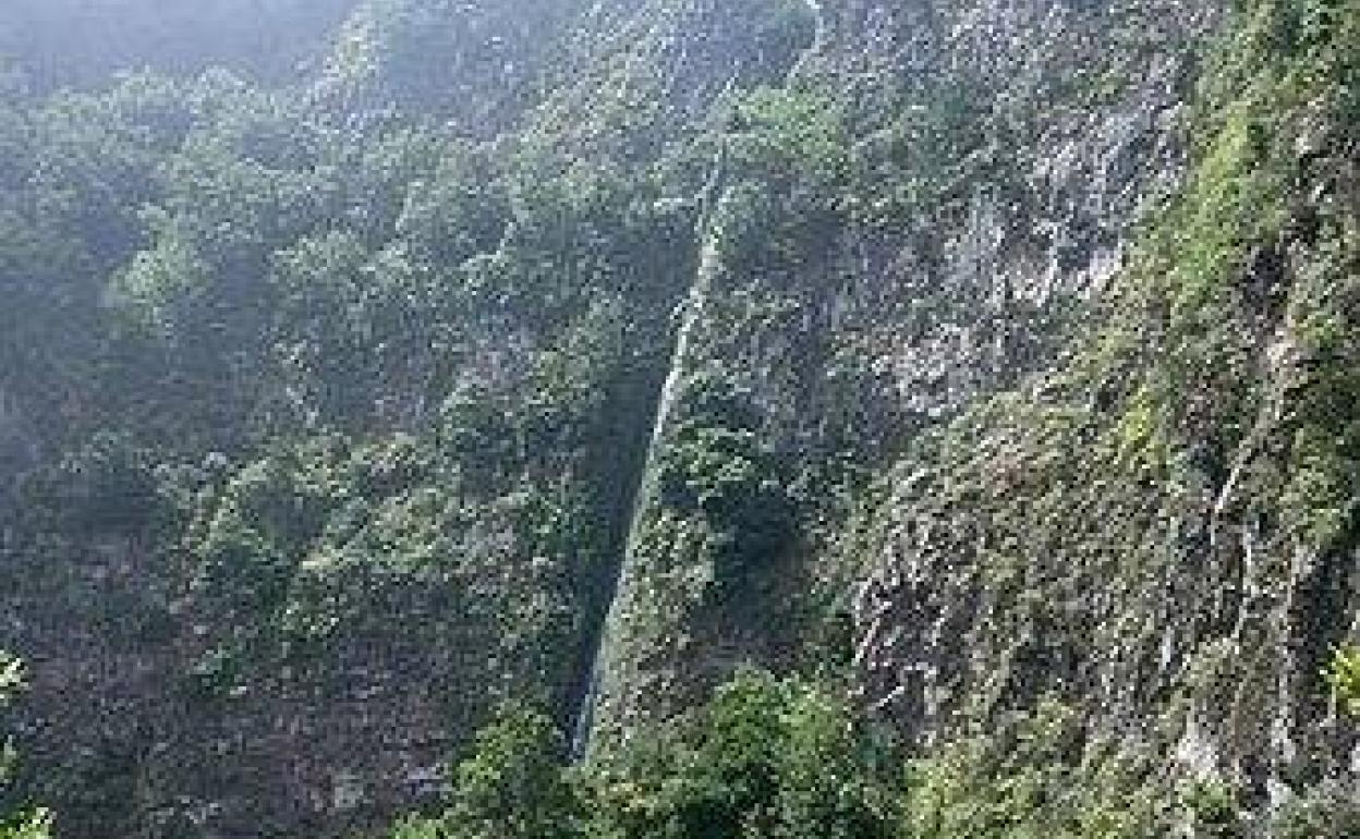 Rescatan a dos personas que quedaron atrapadas en un barranco haciendo rappel