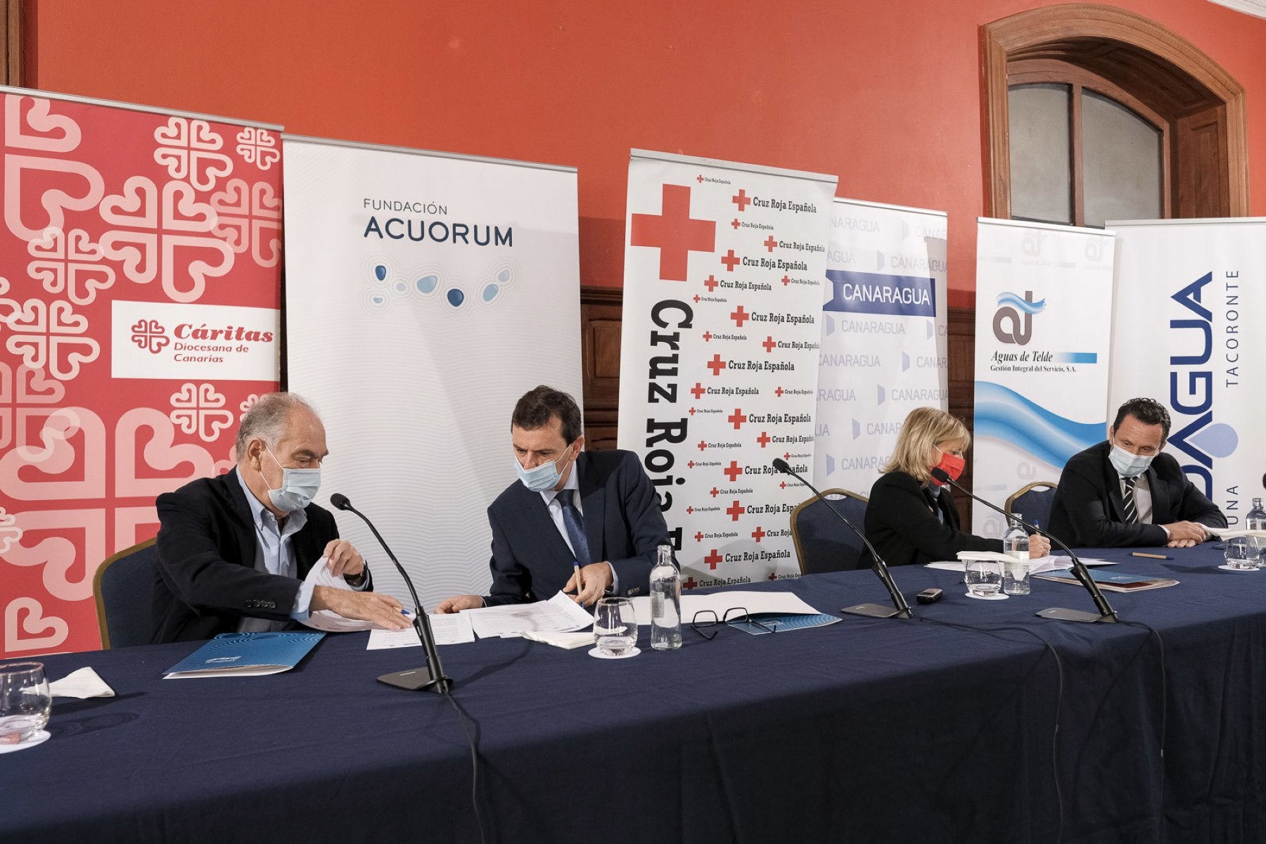 Imagen de la firma del convenio de la Fundación Acuorum con Cáritas y Cruz Roja. 
