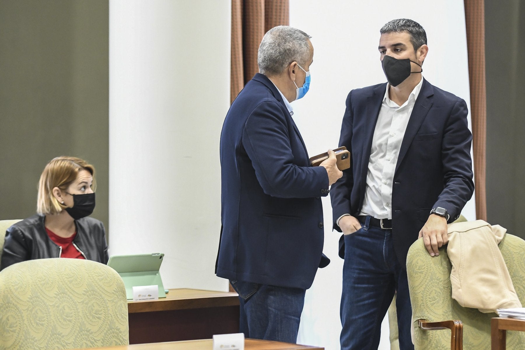 Narvay Quintero, presidente de la Comisión de Presupuestos, conversa con Mario Cabrera. 