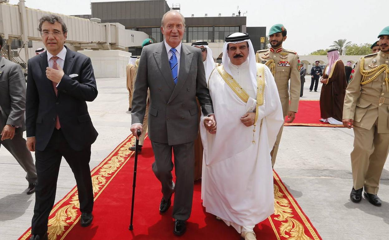 Don Juan Carlos y el monarca de Baréin, Hamad Bin Isa Al Jalifa, en un viaje al emirato un mes antes de abdicar.