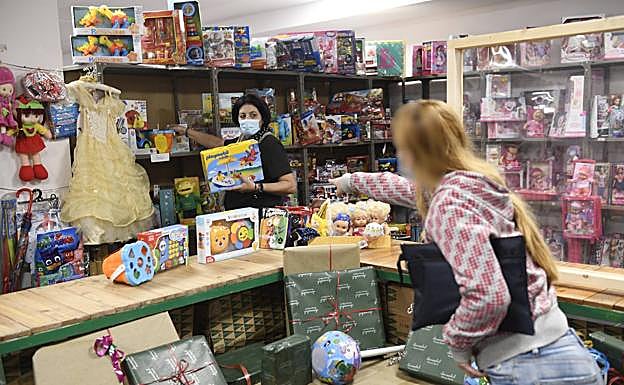 Una ciudadana escoge regalo. 