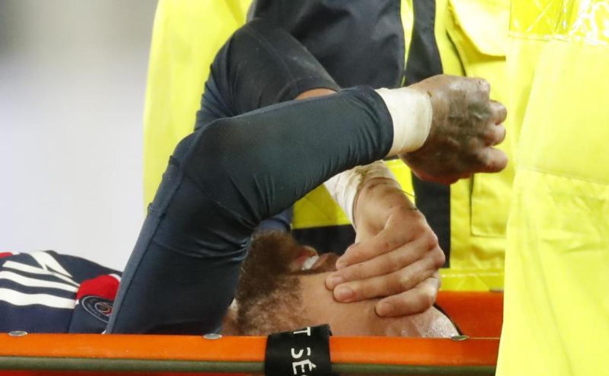 Neymar, llorando sobre la camilla al ser retirado del terreno de juego. 