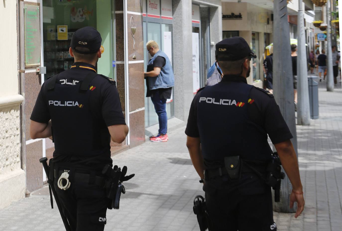 Policía Nacional de servicio. 