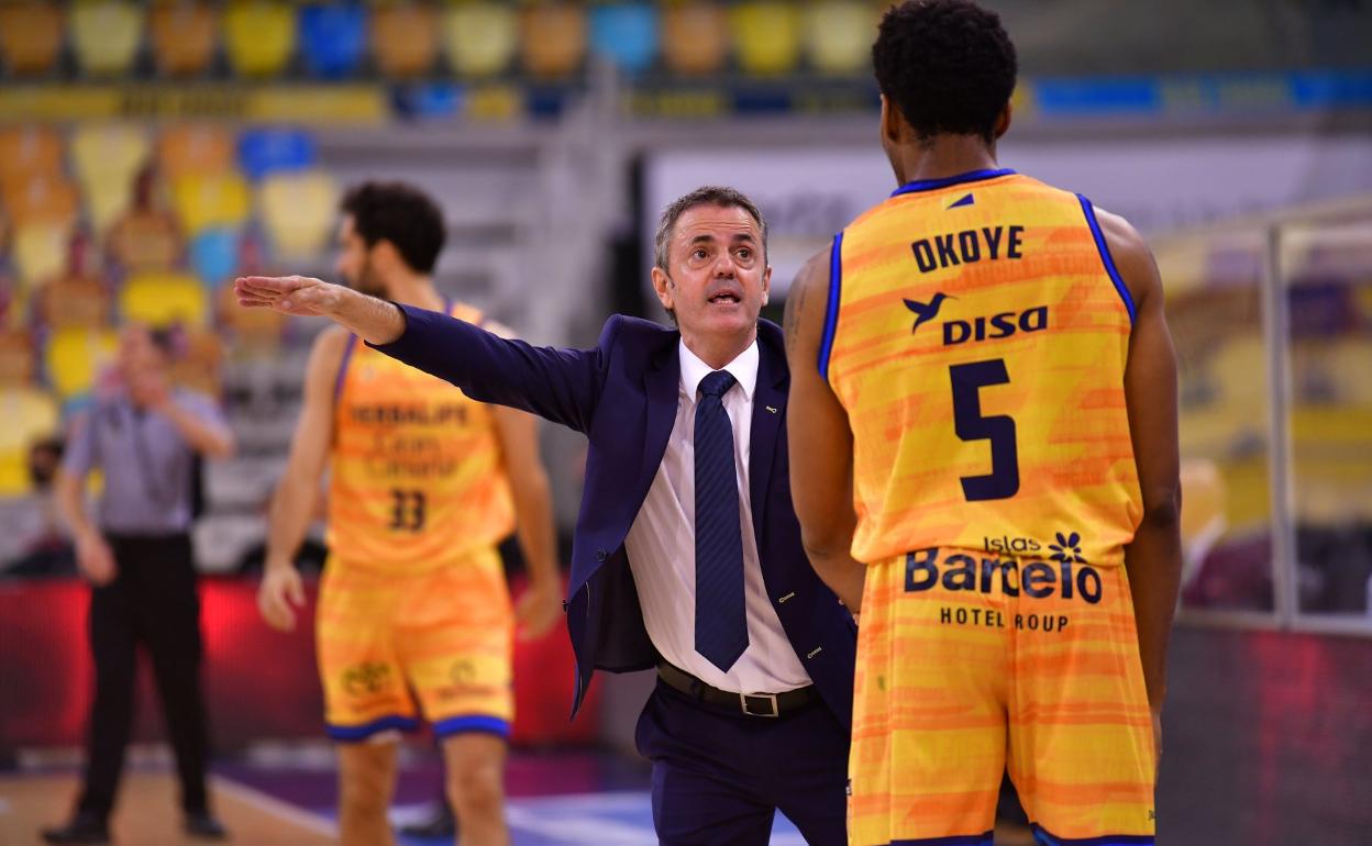 Fisac instruye a Okoye, en el transcurso del encuentro del domingo en el Arena frente al Fuenlabrada. El técnico segoviano salvó el cargo gracias al triunfo obtenido. 