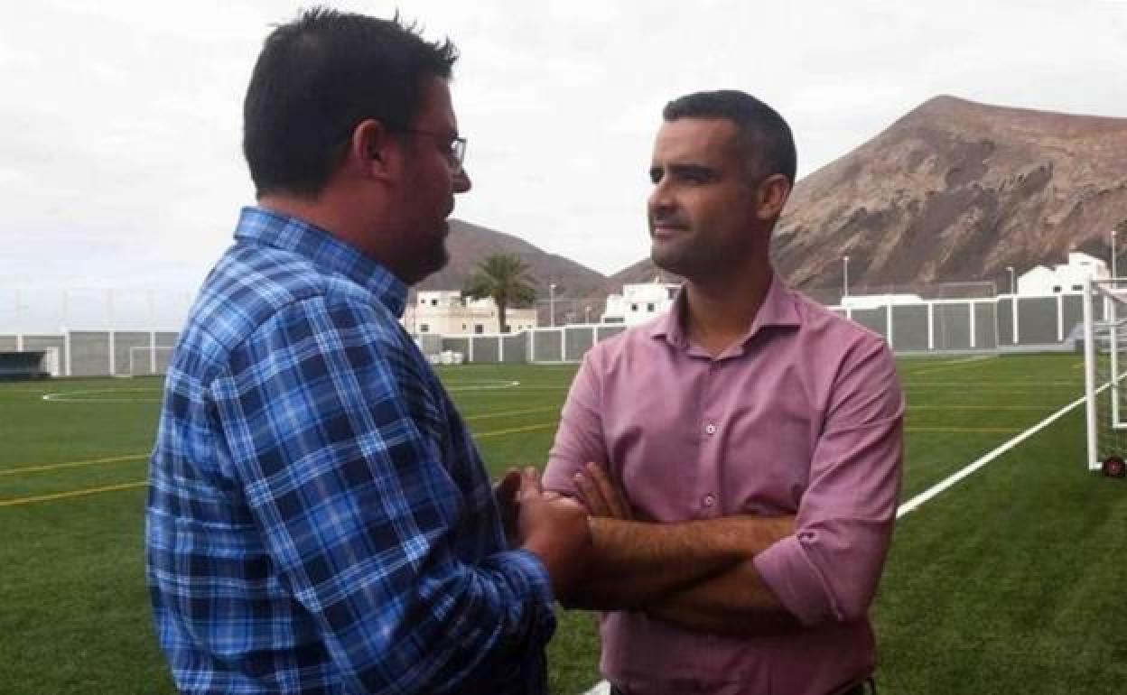 Alcalde, Alexis Tejera (d.), y concejal de Deportes, Isidro Manuel Pérez. 