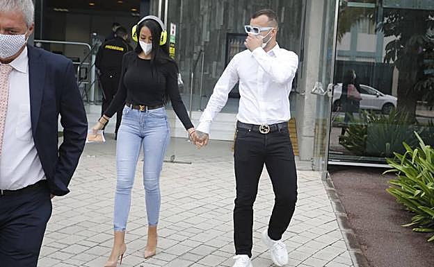 Tanto Aurah como Jesé abandonaron el edificio judicial juntos y de manos.