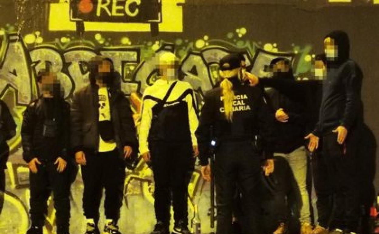 Desalojan un botellón con 15 jóvenes en Las Palmas de Gran Canaria