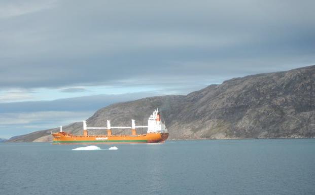Un mercante pasa por Milne Inlet, en Nunavut. 