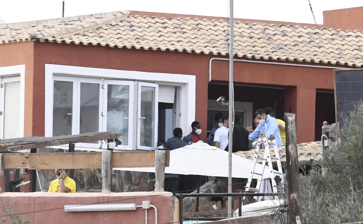 Un grupo de menores inmigrantes en el campamento abierto en un club de hípica de San Bartolomé de Tirajana. 