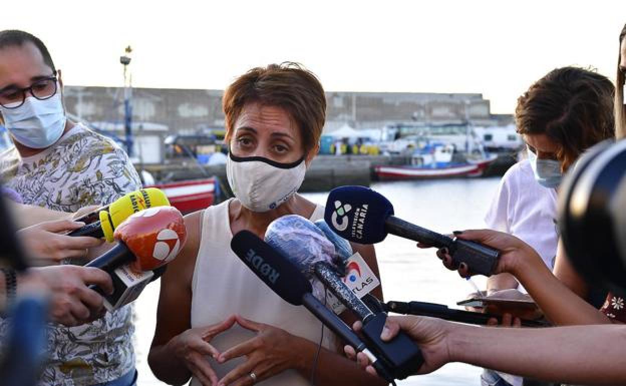 Foto de archivo de la alcaldesa de Mogán, en una de sus comparecencias desde el muelle de Arguineguín.