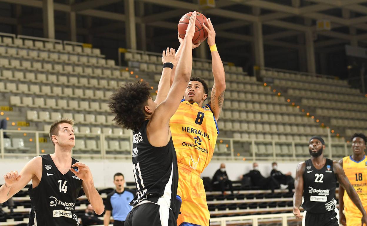 Partido notable de AJ Slaughter en anotación (18 puntos). 